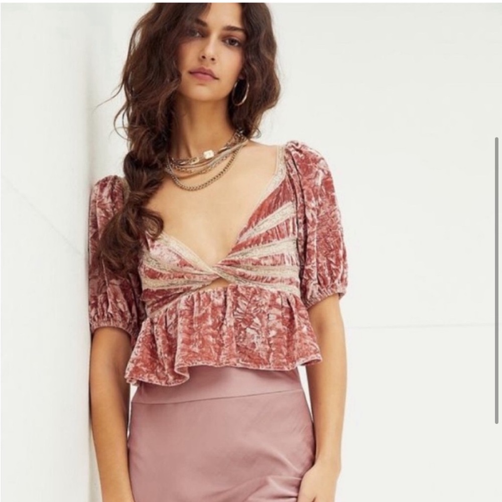 NEW never worn!! Free People Yours Truly Velvet Top in Mauve. 😍